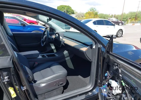 2021 Tesla Model Y Performance Dual Motor All-Wheel Drive/Standard Range Rear-Wheel Drive z USA, uszkodzony, nr VIN 5YJYGAEDXMF177078